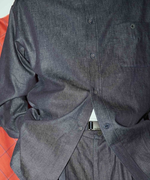 WHITE MOUNTAINEERING(ホワイトマウンテニアリング)の「『別注』White Mountaineering×EKAL MID GUSSET SLEEVE EYELET POCKET SHIRTS(シャツ/ブラウス・メンズ・ブルー・3/2)」の2枚目の写真