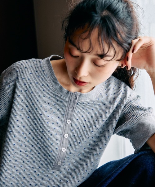 niko and...（ニコアンド）の「[MODE NORM CORE] 小花ワッフルボタンプルオーバー（Tシャツ/カットソー・レディース・オフホワイト/グレー/スモーク・MEDIUM/LARGE）」の3枚目の写真