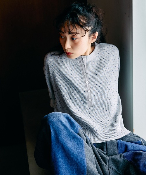 niko and...（ニコアンド）の「[MODE NORM CORE] 小花ワッフルボタンプルオーバー（Tシャツ/カットソー・レディース・オフホワイト/グレー/スモーク・MEDIUM/LARGE）」の22枚目の写真