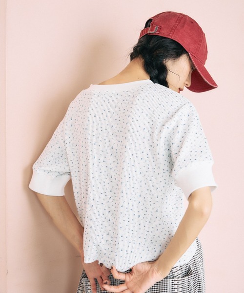niko and...（ニコアンド）の「[MODE NORM CORE] 小花ワッフルボタンプルオーバー（Tシャツ/カットソー・レディース・オフホワイト/グレー/スモーク・MEDIUM/LARGE）」の9枚目の写真
