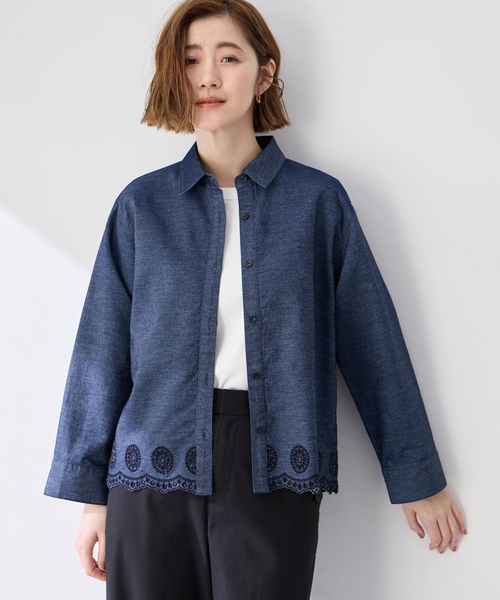 Petit Honfleur(プチオンフルール)の「スカラップ刺しゅうデニムブラウス(シャツ/ブラウス・レディース・ブラック/ネイビー・9号/11号/13号)」の2枚目の写真