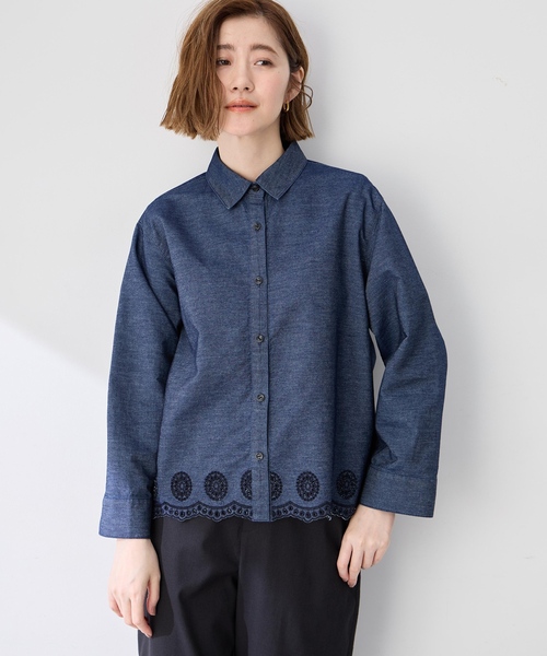 Petit Honfleur(プチオンフルール)の「スカラップ刺しゅうデニムブラウス(シャツ/ブラウス・レディース・ブラック/ネイビー・9号/11号/13号)」の4枚目の写真