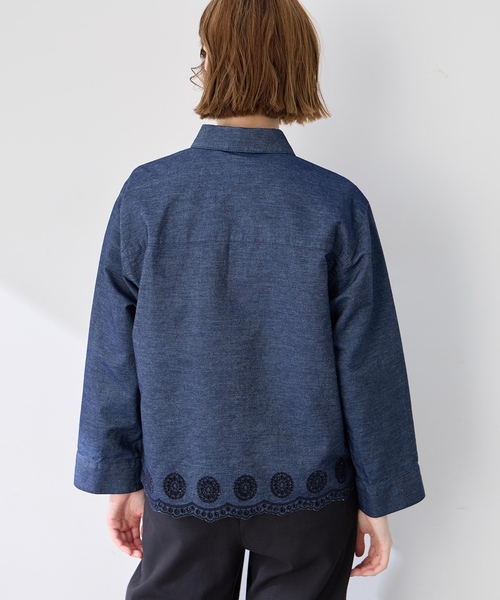 Petit Honfleur(プチオンフルール)の「スカラップ刺しゅうデニムブラウス(シャツ/ブラウス・レディース・ブラック/ネイビー・9号/11号/13号)」の7枚目の写真