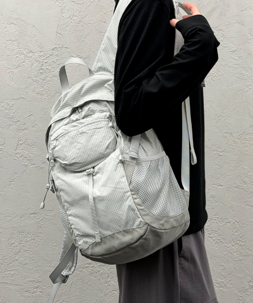 FENNEC(フェネック)の「DAY POCKET BACKPACK - GREY(バックパック/リュック・レディース・その他・FREE)」の2枚目の写真