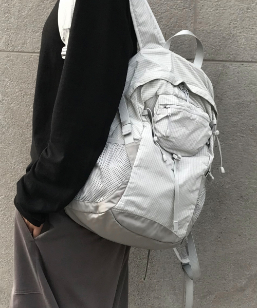 FENNEC(フェネック)の「DAY POCKET BACKPACK - GREY(バックパック/リュック・レディース・その他・FREE)」の3枚目の写真