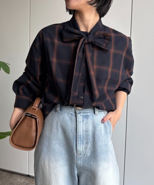 Jena espace merveilleux(ジェナ エスパスメルヴェイユ)の「チェックリボンシャツ(シャツ/ブラウス・レディース・ネイビー/アイボリー・FREE)」の1枚目の写真