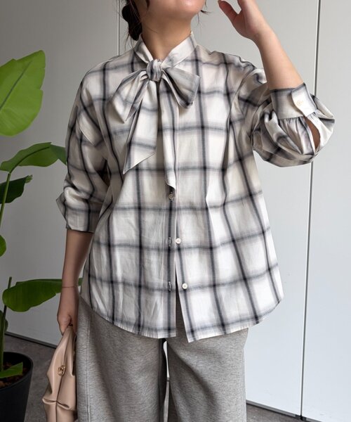 Jena espace merveilleux(ジェナ エスパスメルヴェイユ)の「チェックリボンシャツ(シャツ/ブラウス・レディース・ネイビー/アイボリー・FREE)」の2枚目の写真