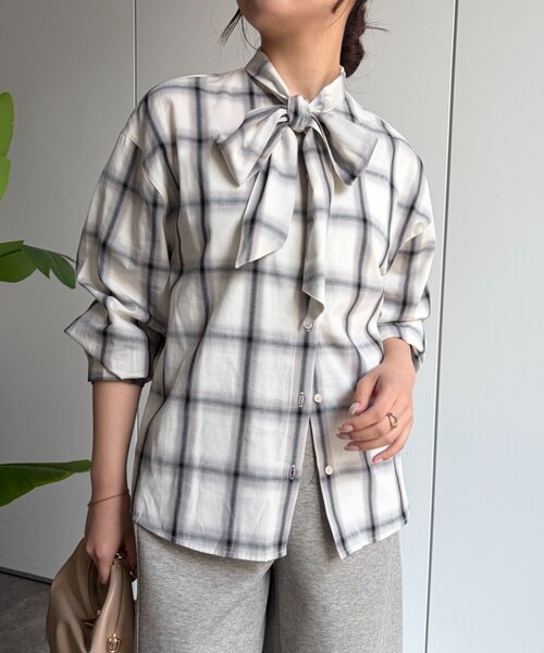 Jena espace merveilleux(ジェナ エスパスメルヴェイユ)の「チェックリボンシャツ(シャツ/ブラウス・レディース・ネイビー/アイボリー・FREE)」の6枚目の写真