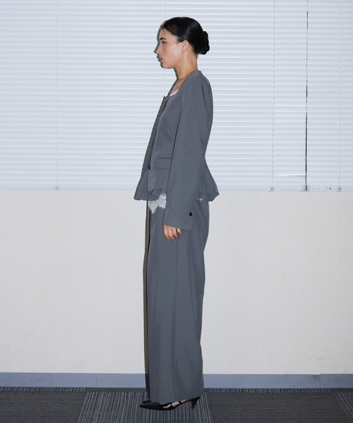 ANDRESD(アンドレスド)の「フェムぺプラムセットアップ / FEMME PEPLUM SETUP(パンツドレス・レディース・ブラウン/グレー/ブラック・S/L/M)」の15枚目の写真