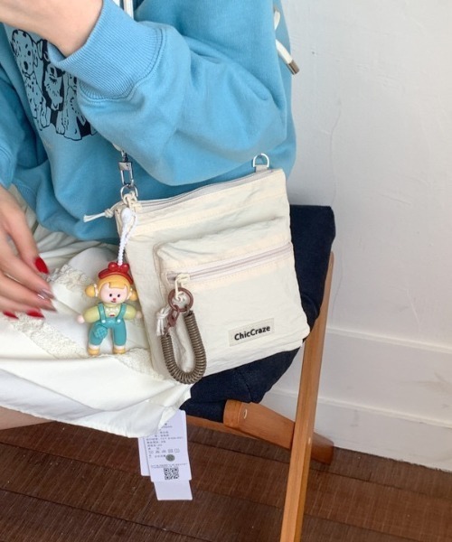 lulufa(ルルファ)の「フロントポケットスクエアミニショルダーバッグ(ショルダーバッグ・レディース・イエロー/オフホワイト/ブラック/グレー・FREE)」の2枚目の写真