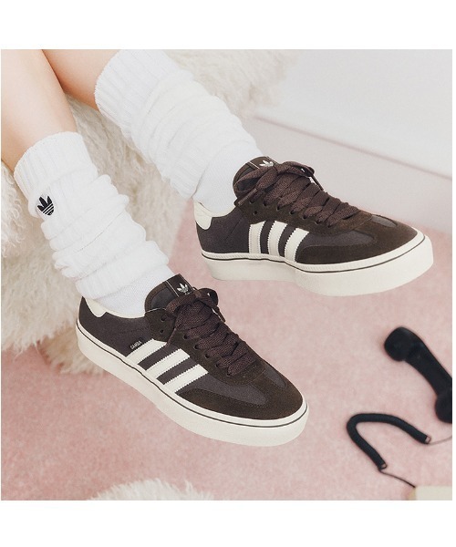adidas(アディダス)の「ADIDAS アディダス SAMBA ST サンバ ST HP4510 ABC-MART限定 *DARK/CREA/CREA(スニーカー・メンズ・ブラウン・22.0cm/22.5cm/23.0cm/30.0cm/26.5cm/27.0cm/28.5cm/29.0cm/23.5cm/24.0cm/24.5cm/25.0cm/25.5cm/26.0cm/27.5cm/28.0cm)」の1枚目の写真