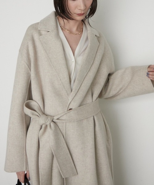 LOUNGEDRESS(ラウンジドレス)の「《名品コートをブラッシュアップ》ロングリバーコート(その他アウター・レディース・キャメル/ブラック/ライトベージュ・FREE)」の2枚目の写真