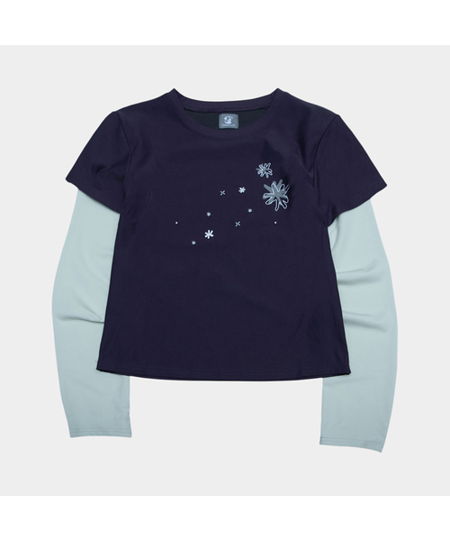 SOME PLACE(サムプレイス)の「フラワープリント 袖配色 レイヤード ラウンドネック セミクロップド 長袖 Tシャツ_2COLOR(Tシャツ/カットソー・レディース・パープル/チャコール・FREE)」の1枚目の写真
