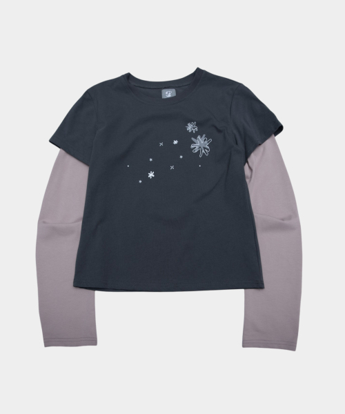 SOME PLACE(サムプレイス)の「フラワープリント 袖配色 レイヤード ラウンドネック セミクロップド 長袖 Tシャツ_2COLOR(Tシャツ/カットソー・レディース・パープル/チャコール・FREE)」の4枚目の写真