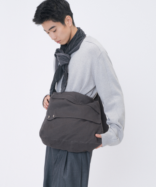 MISEKISEOUL MEN(ミセキソウルメンズ)の「Flap washed cross bag CHARCOAL(メッセンジャーバッグ・メンズ・その他・OS)」の1枚目の写真
