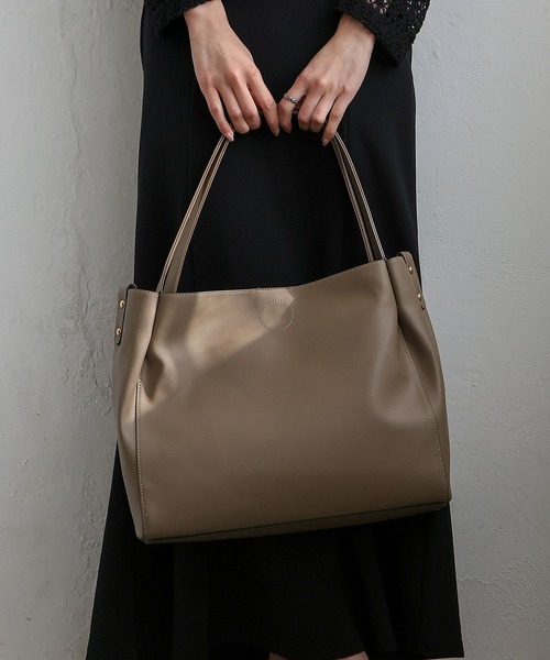 VitaFelice(ヴィータフェリーチェ)の「インナーバッグ付き2wayトートバッグ(トートバッグ・レディース・ブラック/ネイビー/アイボリー/モカ/キャメル/ワイン/グレー/マスタード/ホワイト系その他/イエロー系その他/ブルー系その他/ブラウン系その他/イエロー系その他2/グレー系その他/ブラック系その他/レッド系その他/ブルー系その他2/グリーン/グリーン系その他/ライトグレー/イエロー系その他3/グレー系その他2/ブルー系その他3/ブラウン系その他2/ブラック系その他2/ホワイト系その他2/ブロンズ/バーガンディー/ブラウン/チョコ/ベージュ系・FREE)」の16枚目の写真