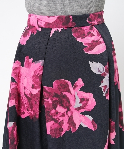 12Twelve Agenda（トゥエルブ　アジェンダ）の「シャクヤク柄フレアスカート（スカート・レディース・ベージュ/ネイビー/オフホワイト・M）」の4枚目の写真