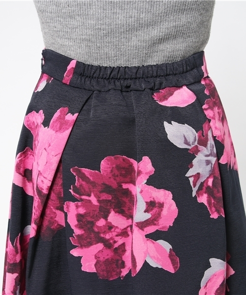 12Twelve Agenda（トゥエルブ　アジェンダ）の「シャクヤク柄フレアスカート（スカート・レディース・ベージュ/ネイビー/オフホワイト・M）」の7枚目の写真