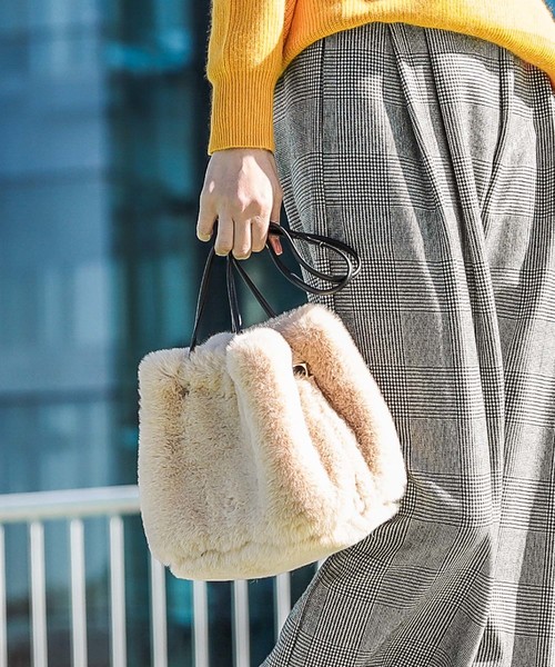 RIVE DROITE（リヴドロワ）の「2Wayファー巾着（ショルダーバッグ・レディース・パープル/ネイビー/ライトベージュ・FREE）」の2枚目の写真