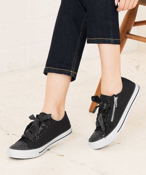 KOBE LETTUCE(コウベレタス)の「付け替えリボン付き2Wayグリッタートゥローカットスニーカー(スニーカー・レディース・ブラック/ネイビー/アイボリー・LL/S/M/L)」の2枚目の写真
