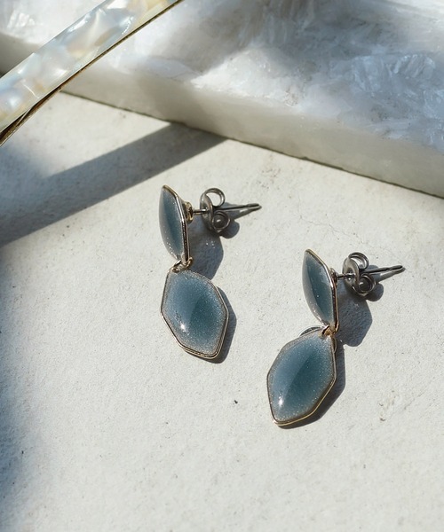 ANEMONE(アネモネ)の「ダブルヘキサゴンのつやつやミニピアス(ピアス(両耳用)・レディース・ベージュ/ブラウン/ブルー/グリーン/ライトピンク・FREE)」の4枚目の写真