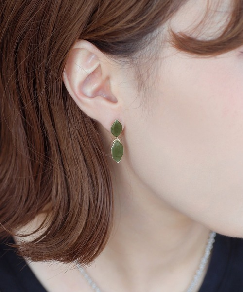 ANEMONE(アネモネ)の「ダブルヘキサゴンのつやつやミニピアス(ピアス(両耳用)・レディース・ベージュ/ブラウン/ブルー/グリーン/ライトピンク・FREE)」の3枚目の写真