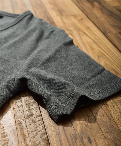 B.I.D.（ビーアイディー）の「《Bling Leads》ＶネックＴシャツ（Tシャツ/カットソー・レディース・チャコールグレー/グレー/ブラック×ホワイト/ネイビー/ブラック/ホワイト/ワインレッド/ブラウン/カーキ・MEDIUM/X-LARGE/LARGE）」の16枚目の写真