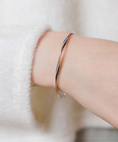 flower（フラワー）の「シンプリーツイストバングル（バングル/リストバンド・レディース・シルバー/ゴールド・FREE）」の2枚目の写真