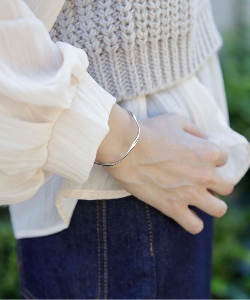 flower（フラワー）の「シンプリーツイストバングル（バングル/リストバンド・レディース・シルバー/ゴールド・FREE）」の3枚目の写真