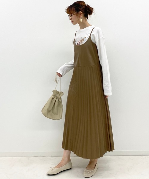 archives（アルシーヴ）の「フェイクレザープリーツキャミワンピース（ワンピース・レディース・ブラウン/ブラック/グレー系その他・MEDIUM）」の8枚目の写真