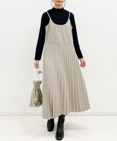 archives（アルシーヴ）の「フェイクレザープリーツキャミワンピース（ワンピース・レディース・ブラウン/ブラック/グレー系その他・MEDIUM）」の5枚目の写真