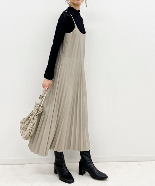 archives（アルシーヴ）の「フェイクレザープリーツキャミワンピース（ワンピース・レディース・ブラウン/ブラック/グレー系その他・MEDIUM）」の4枚目の写真