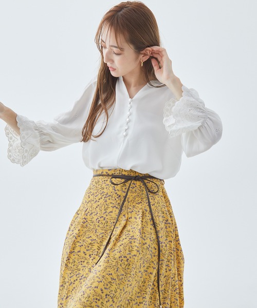 Fabulous Angela(ファビュラスアンジェラ)の「袖スカラップ刺繍ブラウス(シャツ/ブラウス・レディース・オフホワイト/ベージュ/ネイビー・FREE)」の2枚目の写真