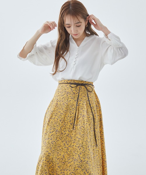 Fabulous Angela(ファビュラスアンジェラ)の「袖スカラップ刺繍ブラウス(シャツ/ブラウス・レディース・オフホワイト/ベージュ/ネイビー・FREE)」の8枚目の写真