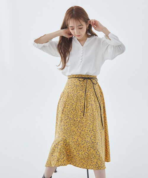 Fabulous Angela(ファビュラスアンジェラ)の「袖スカラップ刺繍ブラウス(シャツ/ブラウス・レディース・オフホワイト/ベージュ/ネイビー・FREE)」の5枚目の写真