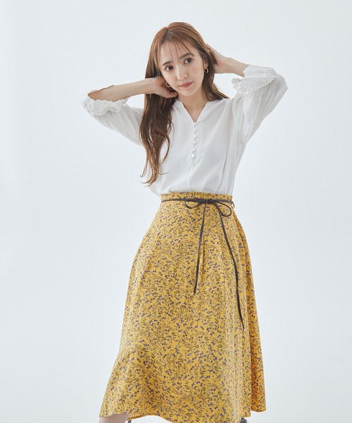Fabulous Angela(ファビュラスアンジェラ)の「袖スカラップ刺繍ブラウス(シャツ/ブラウス・レディース・オフホワイト/ベージュ/ネイビー・FREE)」の6枚目の写真