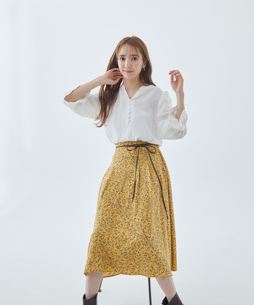 Fabulous Angela(ファビュラスアンジェラ)の「袖スカラップ刺繍ブラウス(シャツ/ブラウス・レディース・オフホワイト/ベージュ/ネイビー・FREE)」の4枚目の写真