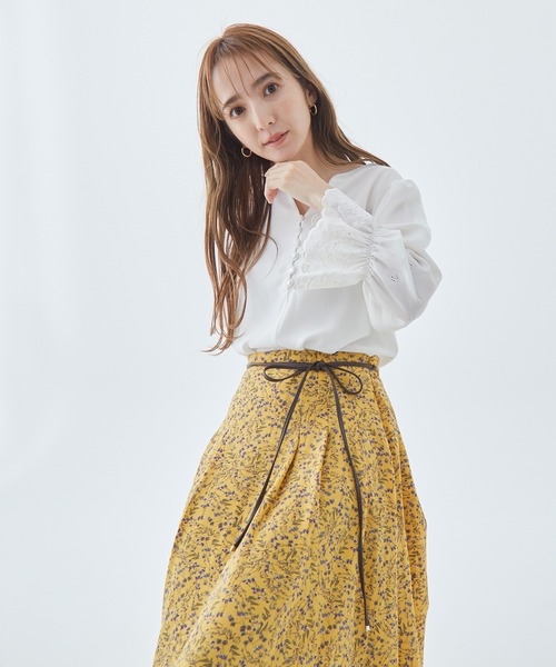 Fabulous Angela(ファビュラスアンジェラ)の「袖スカラップ刺繍ブラウス(シャツ/ブラウス・レディース・オフホワイト/ベージュ/ネイビー・FREE)」の11枚目の写真
