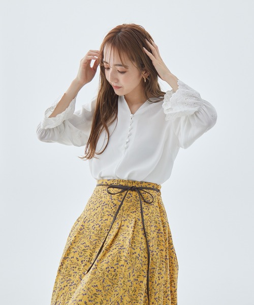 Fabulous Angela(ファビュラスアンジェラ)の「袖スカラップ刺繍ブラウス(シャツ/ブラウス・レディース・オフホワイト/ベージュ/ネイビー・FREE)」の13枚目の写真