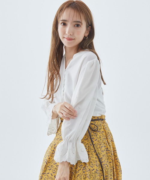 Fabulous Angela(ファビュラスアンジェラ)の「袖スカラップ刺繍ブラウス(シャツ/ブラウス・レディース・オフホワイト/ベージュ/ネイビー・FREE)」の14枚目の写真