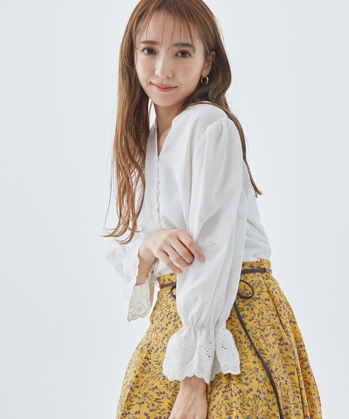 Fabulous Angela(ファビュラスアンジェラ)の「袖スカラップ刺繍ブラウス(シャツ/ブラウス・レディース・オフホワイト/ベージュ/ネイビー・FREE)」の15枚目の写真