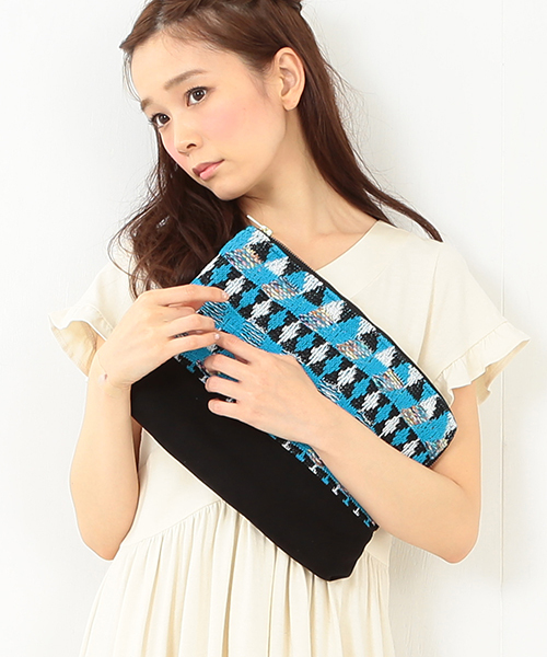 CAROLINA GLASER(カロリナ グレイサー)の「YonetomiTweed×CAROLINA GLASER / ツイードクラッチ(クラッチバッグ・レディース・ホワイト/ブルー・ONE SIZE)」の1枚目の写真