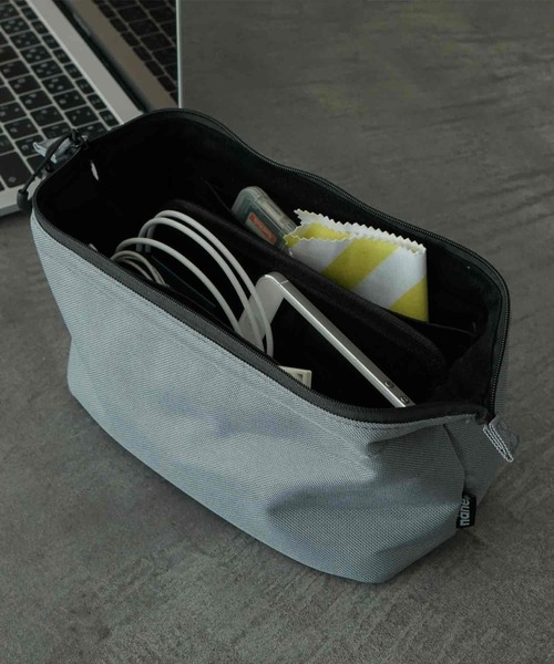 HIGHTIDE（ハイタイド）の「nahe ネーエ ソフトガジェットポーチ モバイルポーチ マチ付き (L)（ポーチ・メンズ・ブラック/ネイビー/グレー/レッド/カーキ/イエロー・FREE）」の2枚目の写真