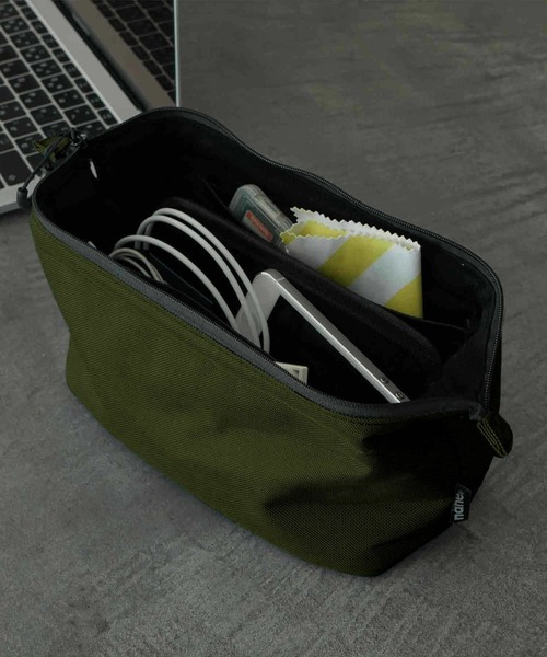 HIGHTIDE（ハイタイド）の「nahe ネーエ ソフトガジェットポーチ モバイルポーチ マチ付き (L)（ポーチ・メンズ・ブラック/ネイビー/グレー/レッド/カーキ/イエロー・FREE）」の3枚目の写真