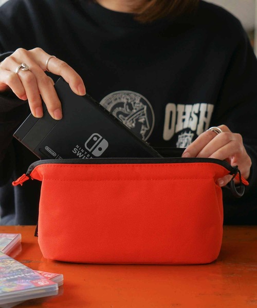 HIGHTIDE（ハイタイド）の「nahe ネーエ ソフトガジェットポーチ モバイルポーチ マチ付き (L)（ポーチ・メンズ・ブラック/ネイビー/グレー/レッド/カーキ/イエロー・FREE）」の7枚目の写真