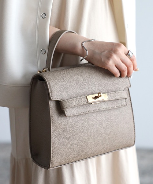 GUSCIO(グッシオ)の「【グッシオベーシック】エレガンスハンドバッグ カギ付きベルト 2WAYショルダー(ショルダーバッグ・レディース・ブラック/ベージュ/エメラルドブルー/ホワイト・FREE)」の3枚目の写真