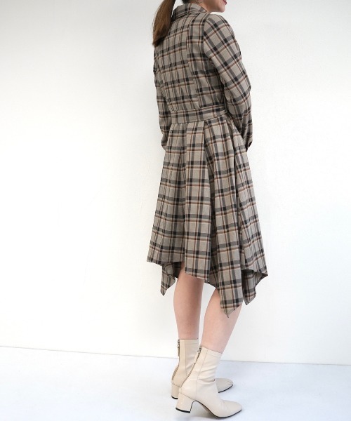 CECIL McBEE（セシルマクビー）の「イレヘムチェックシャツワンピース（ワンピース・レディース・ベージュ/ブラウン・MEDIUM）」の9枚目の写真