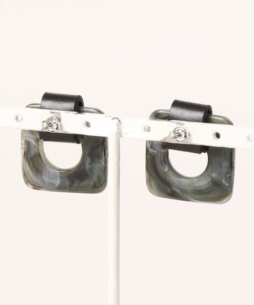 AZUL by moussy(アズールバイマウジー)の「LEATHER×MARBLE EARRINGS/レザー×マーブルピアス(ピアス(両耳用)・レディース・グレー系その他/ホワイト系その他・FREE)」の3枚目の写真