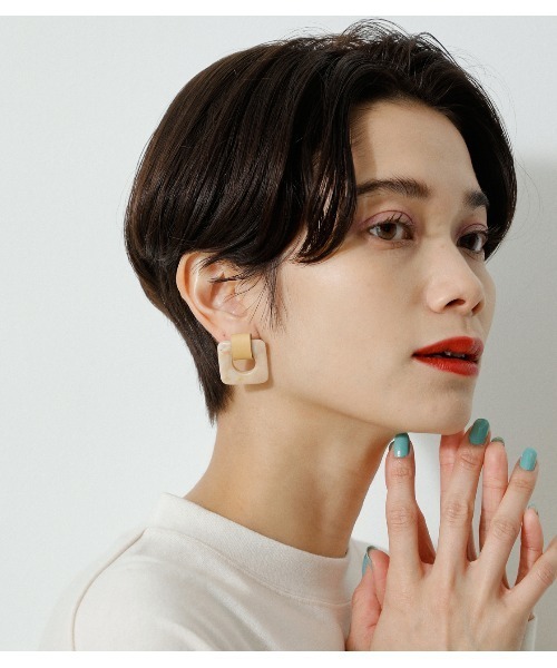 AZUL by moussy(アズールバイマウジー)の「LEATHER×MARBLE EARRINGS/レザー×マーブルピアス(ピアス(両耳用)・レディース・グレー系その他/ホワイト系その他・FREE)」の2枚目の写真
