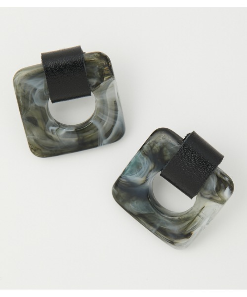 AZUL by moussy(アズールバイマウジー)の「LEATHER×MARBLE EARRINGS/レザー×マーブルピアス(ピアス(両耳用)・レディース・グレー系その他/ホワイト系その他・FREE)」の5枚目の写真
